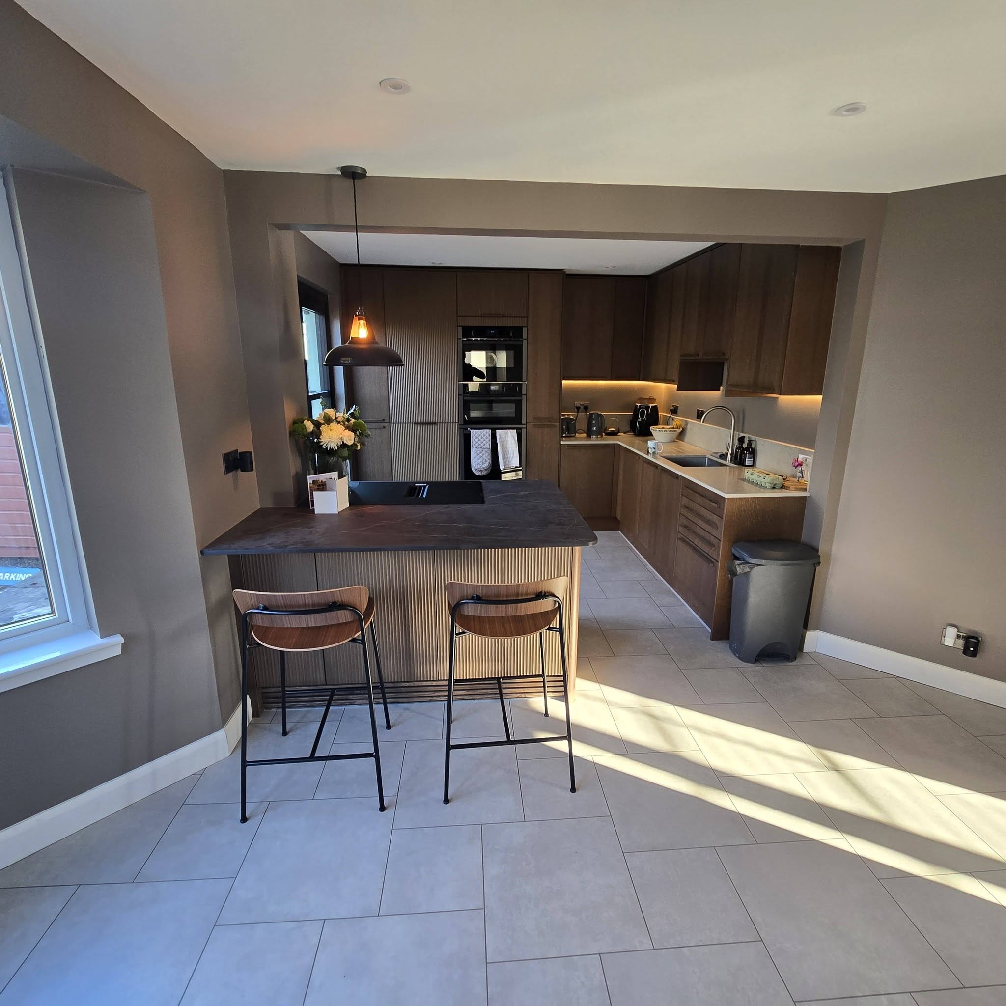 Modern handleless kitchen with island breakfast bar