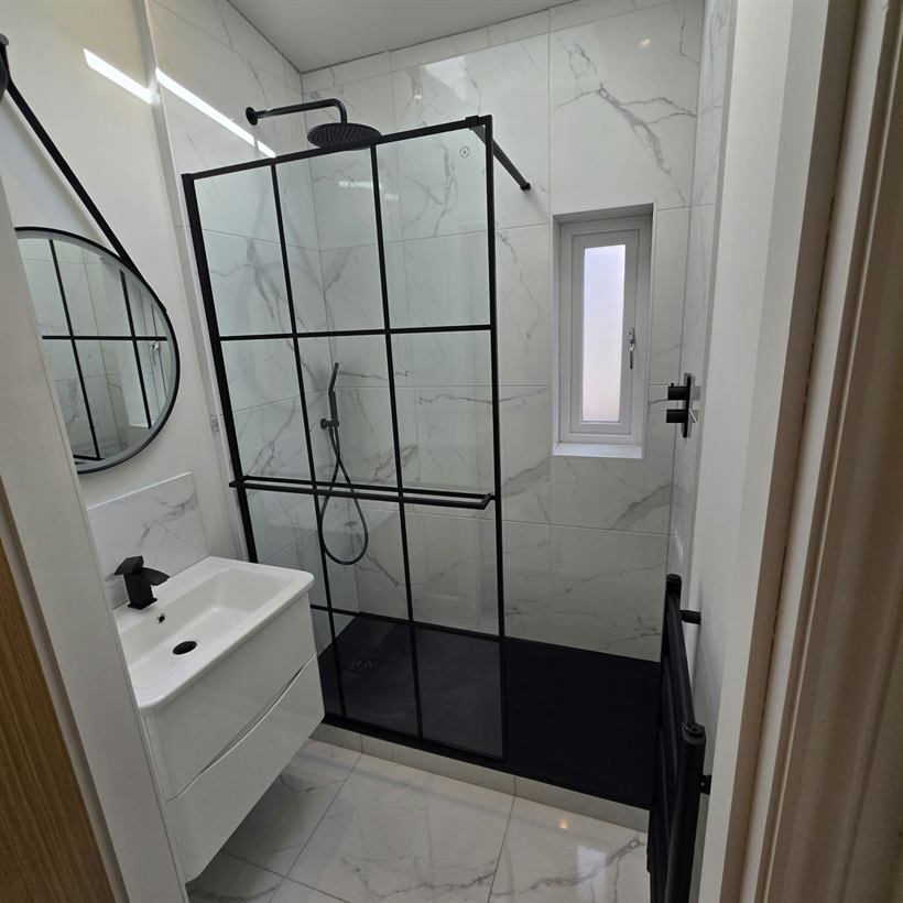 Marble-effect shower room