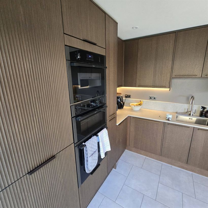 Fluted tall units with integrated ovens