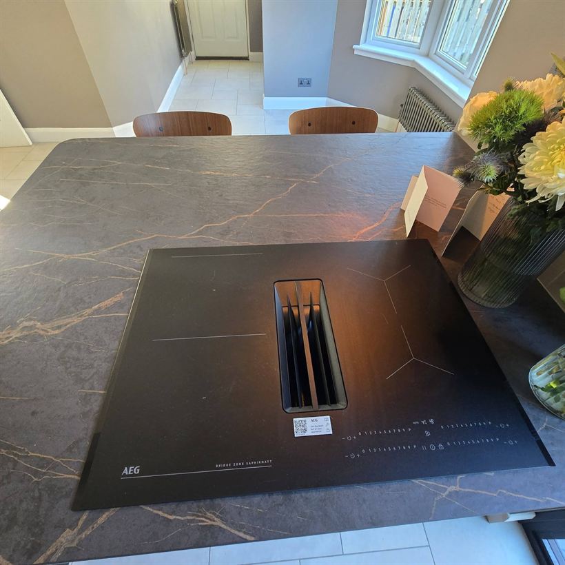 Island worktop with induction hob and built-in extractor